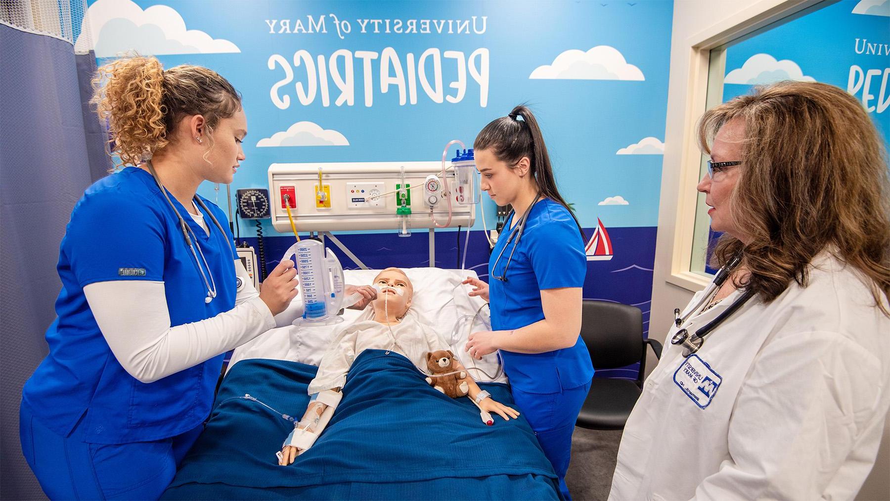 护理 Students practicing in the nursing simulation labs